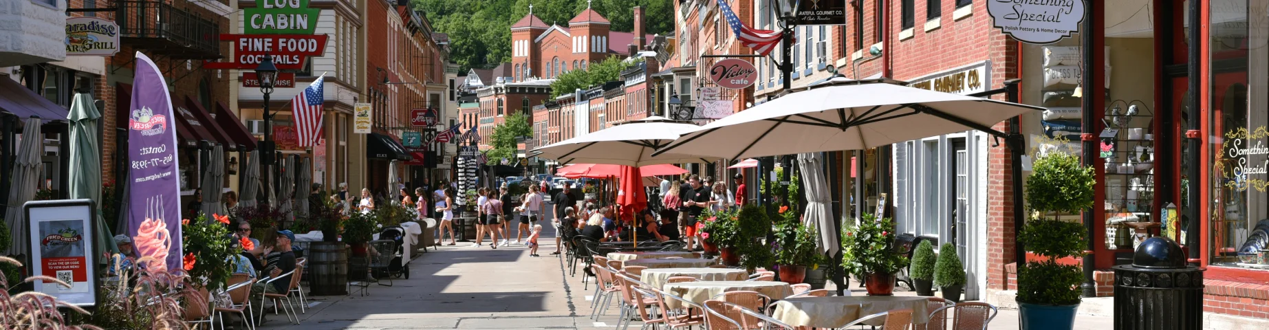 Galena, Illinois, United States - August 29th, 2021: Part of downtown Galena with its shops and restaurants on an extremely warm day. The small town is known for its history and architecture – Home insurance in Illinois