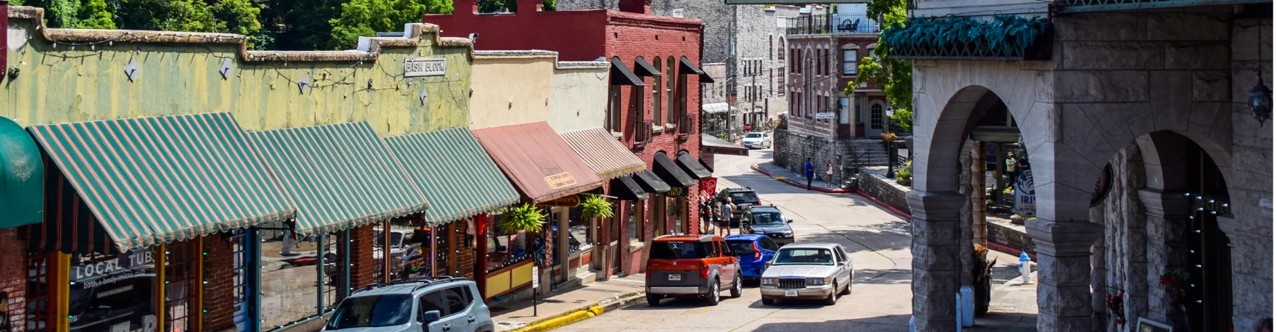 Eureka Springs, Arkansas, USA - July 5, 2021: Historic downtown Eureka Springs, AR, with boutique shops and famous buildings – Home Insurance in Arkansas
